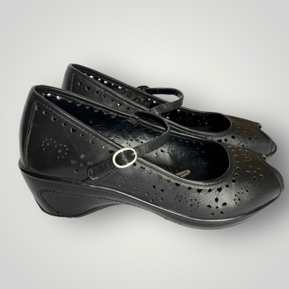 White Mountain • Black Laser Cut Leather Peep Toe Mary Jane Platforms • Size 7 - Picture 3 of 7